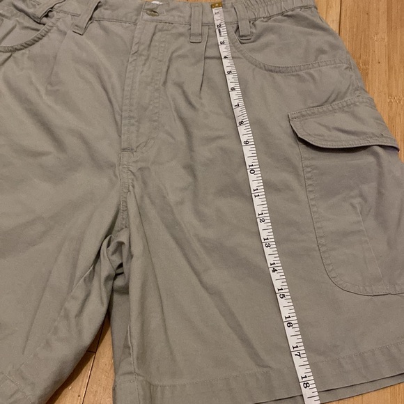Columbia Sportswear khaki, cargo style shorts. Size 34 - Picture 3 of 7
